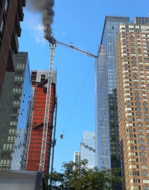 Guindaste de um prédio despenca em Nova York