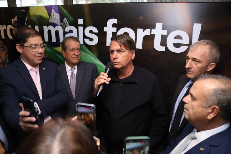 PSOL aciona STF para proibir saída de Jair Bolsonaro do país