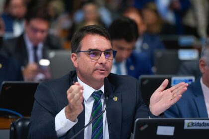 Magno Malta e Flávio Bolsonaro denunciam equipe de Eliziane por vazamento de dados do Coaf