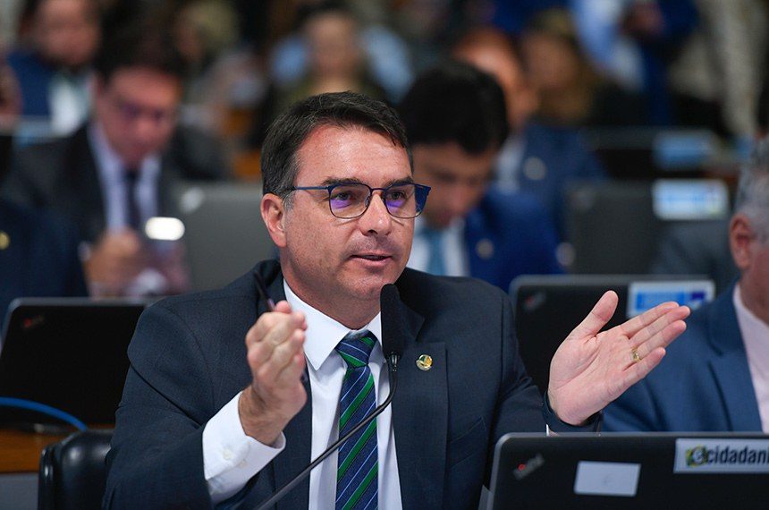 Magno Malta e Flávio Bolsonaro denunciam equipe de Eliziane por vazamento de dados do Coaf