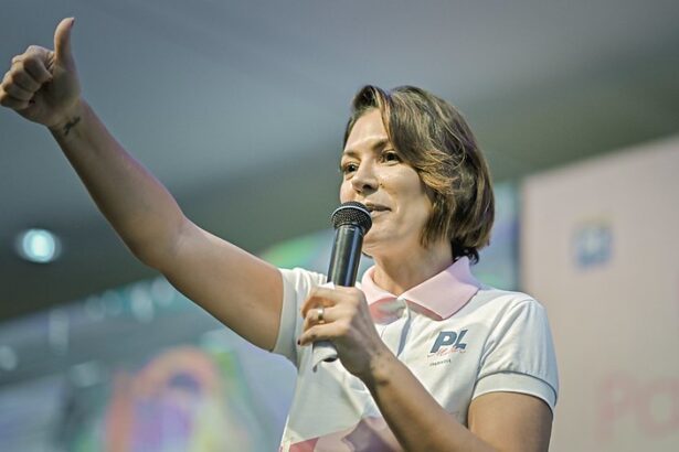 Michelle Bolsonaro critica bolsonaristas por aproximação com Ciro Gomes