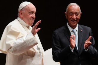 Papa Francisco é recebido sob protestos para Jornada Mundial em Portugal