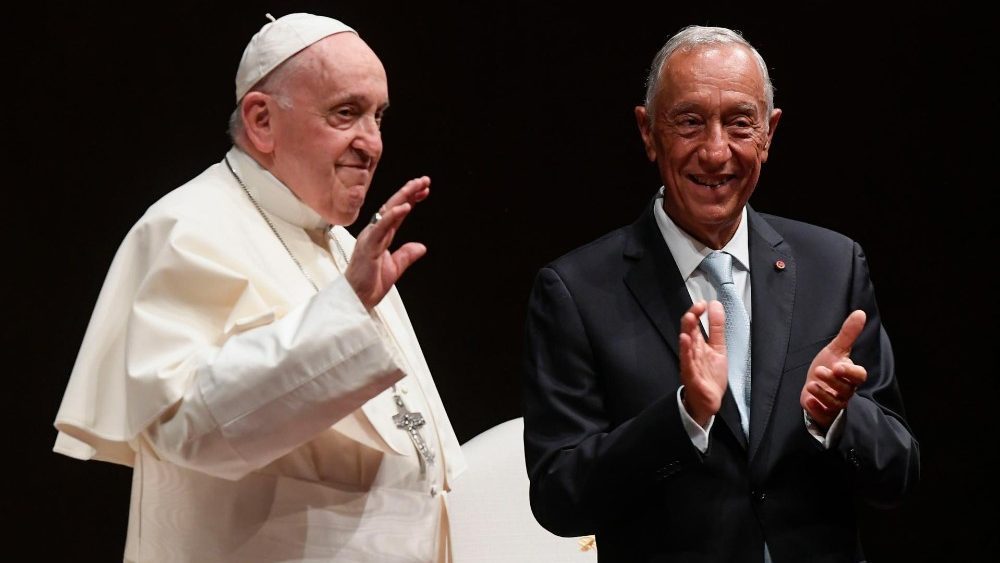 Papa Francisco é recebido sob protestos para Jornada Mundial em Portugal