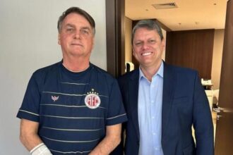 Tarcísio visita Bolsonaro no hospital e espera recebê-lo no Palácio após alta médica