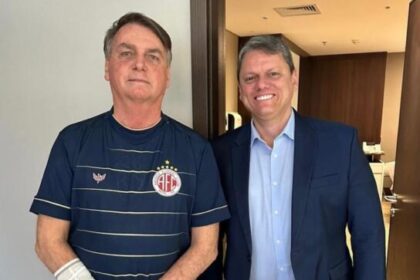 Tarcísio visita Bolsonaro no hospital e espera recebê-lo no Palácio após alta médica