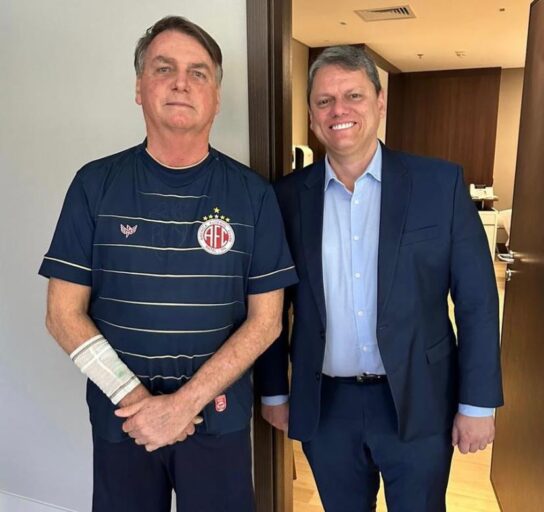 Tarcísio visita Bolsonaro no hospital e espera recebê-lo no Palácio após alta médica