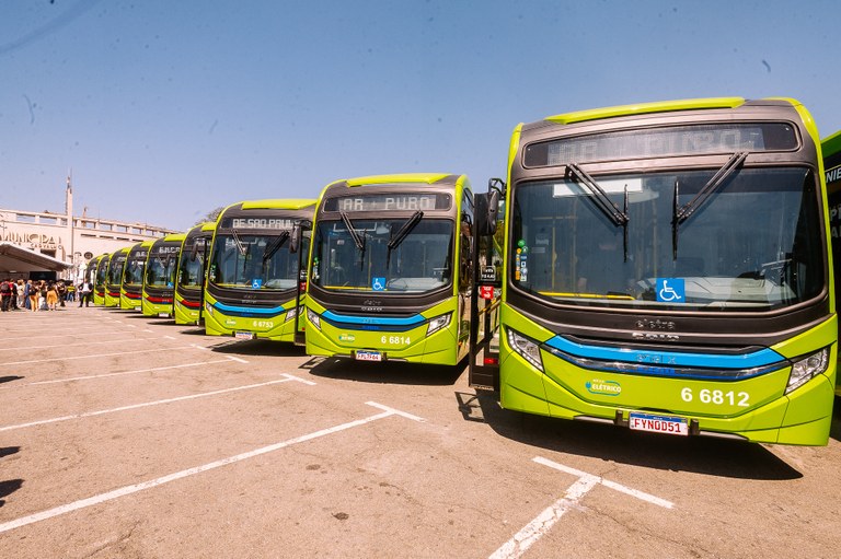 Prefeito de São Paulo entrega 50 ônibus elétricos e avalia suspender serviço de trólebus