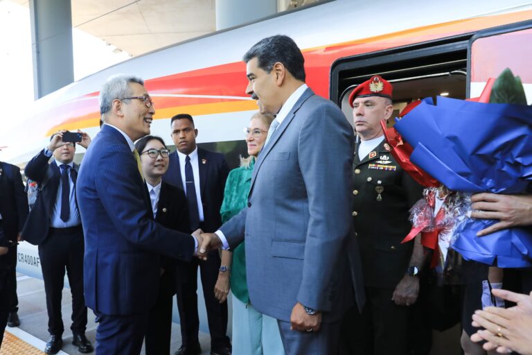 "O fantástico mundo de Maduro" em visita a China