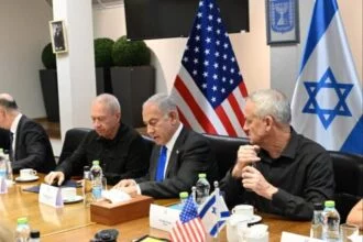 Netanyahu cria gabinete de guerra com rival político para "esmagar Hamas"