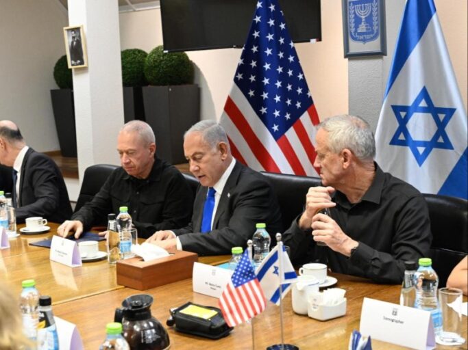 Netanyahu cria gabinete de guerra com rival político para "esmagar Hamas"