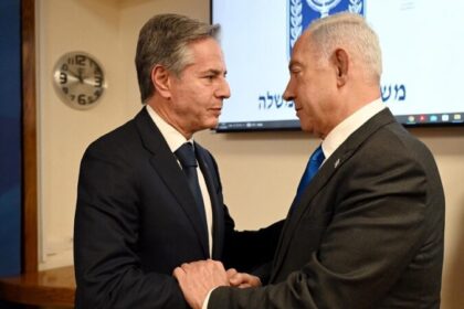 Blinken chega a Israel para reiterar apoio dos EUA