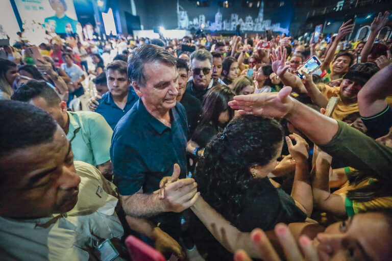 "Lula trai os brasileiros e fica de cócoras para os ricos", diz Bolsonaro