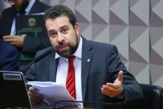 Apoiado por Lula, Boulos lidera intenção de voto em São Paulo com 35,1%