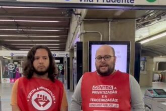 Grevistas do metrô vestem de vermelho e protestam "contra o bolsonarismo"