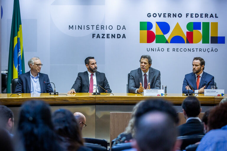 Haddad "dilmou" para explicar falas de Lula e sai de coletiva irritado