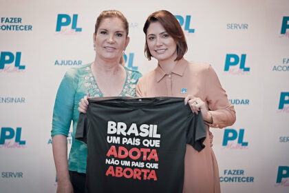 Bolsonaro e Michelle se mostram contra aborto em marcha mineira