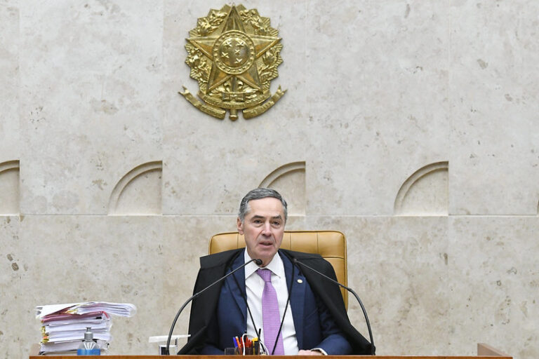 Tarcísio visita Barroso e Zanin para discutir ação do PT