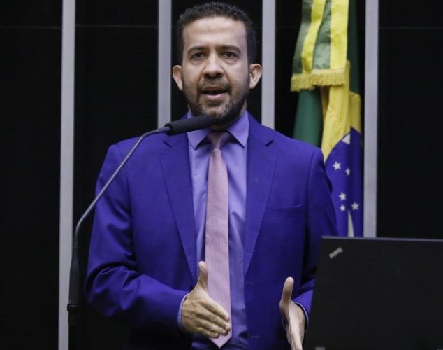 Apoiador do Governo, Janones é acusado de rachadinha e põe a culpa na 'extrema direita'