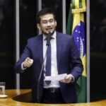 Eduardo Bolsonaro ameaça “pegar de porrada” Kim Kataguiri após ataques a Flávio