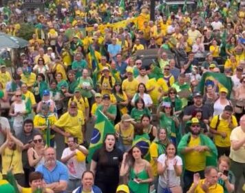 Manifestantes protestam contra Lula e o Supremo