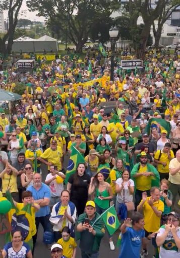 Manifestantes protestam contra Lula e o Supremo