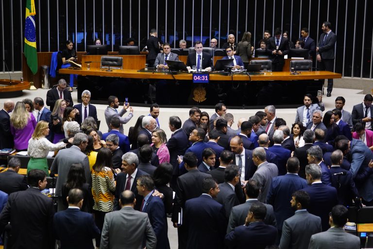 Congresso aprova LDO com R$ 48 bi em emendas e déficit zero