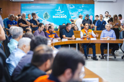 Moradores de Maceió voltam para casa em meio a protestos contra a Braskem