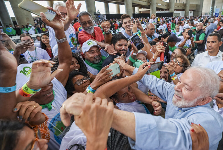 Apesar de aumento de Lula, mínimo segue abaixo do salário paulista