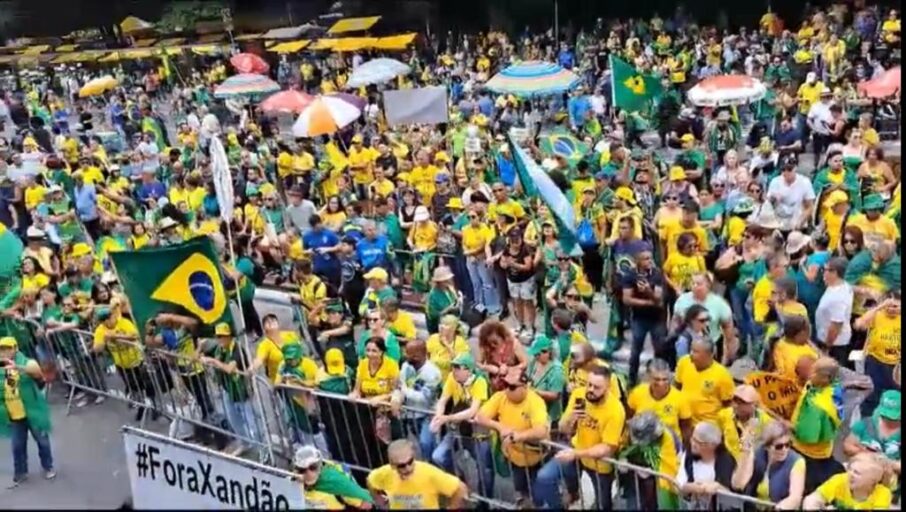 Nas ruas, manifestantes protestam contra Dino no STF