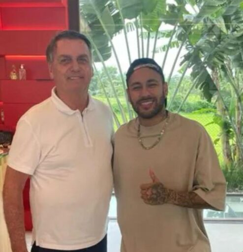 Carismático e bem-humorado, Bolsonaro entrega medalha a Neymar