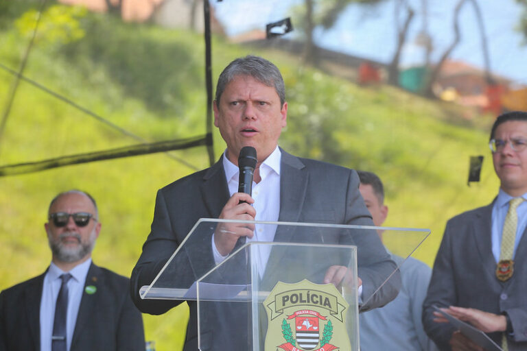 Tarcísio de Freitas prevê novo aumento salarial para policiais de São Paulo