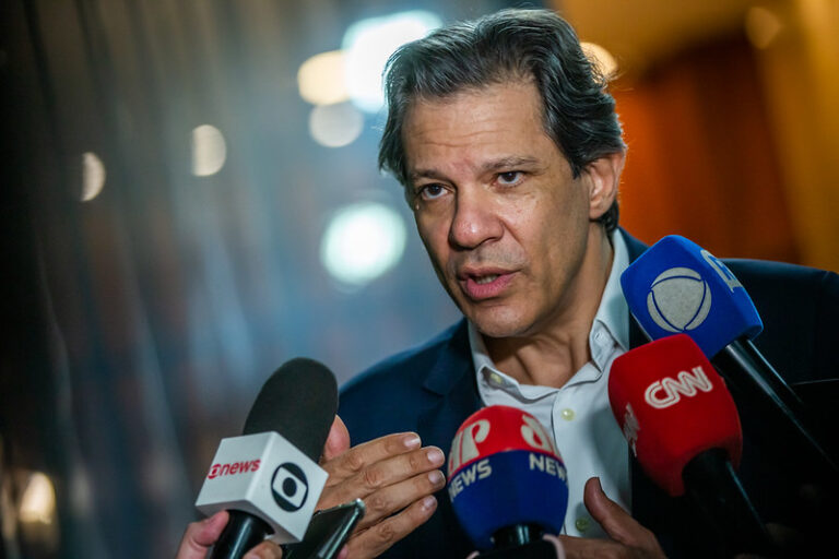 Fernando Haddad volta de férias anunciando rombo de R$ 32 bilhões