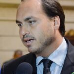 Carlos Bolsonaro diz que saúde do pai é grave e culpa inimigos de querer matá-lo