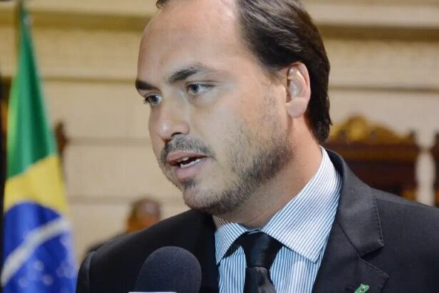 Carlos Bolsonaro diz que saúde do pai é grave e culpa inimigos de querer matá-lo