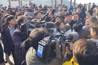 Líder da oposição na Coreia do Sul sobrevive em atentado com faca