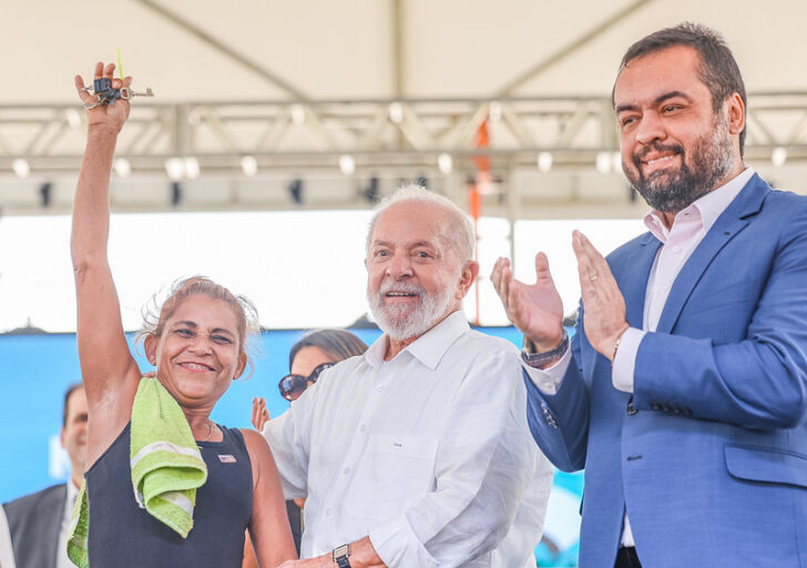 Cláudio Castro é vaiado em evento com 'gentilezas' a Lula