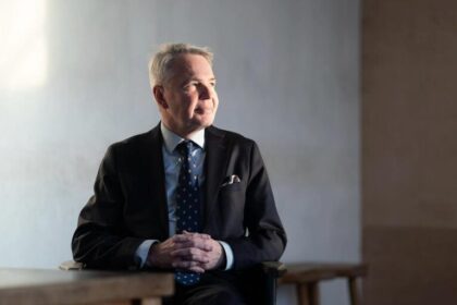 Confrontando Rússia, Finlândia elege presidente conservador pró-OTAN