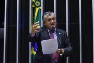 Líder do Governo quer punir parlamentares quem assinaram impeachment de Lula