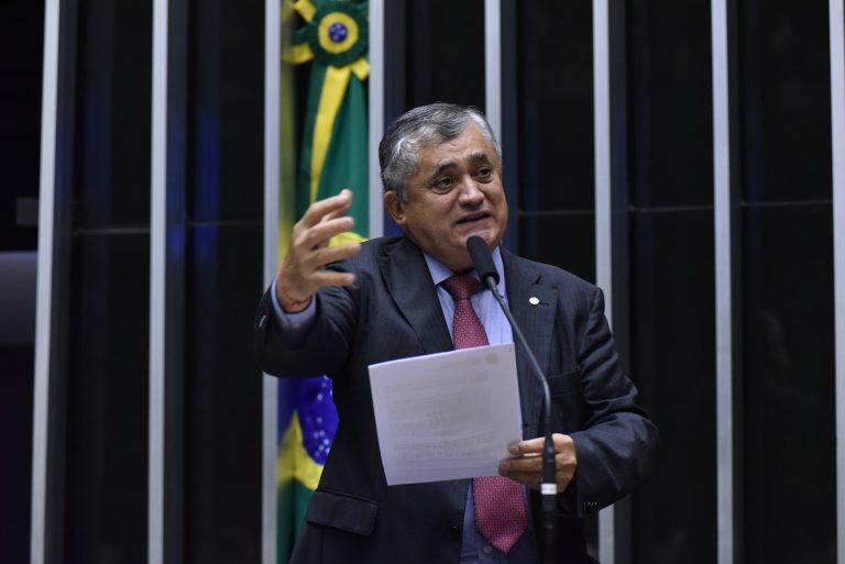 Líder do Governo quer punir parlamentares quem assinaram impeachment de Lula