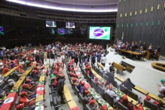 Com embates e protestos, oposição faz duras críticas ao MST na Câmara