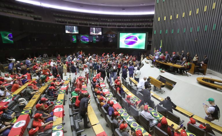 Com embates e protestos, oposição faz duras críticas ao MST na Câmara