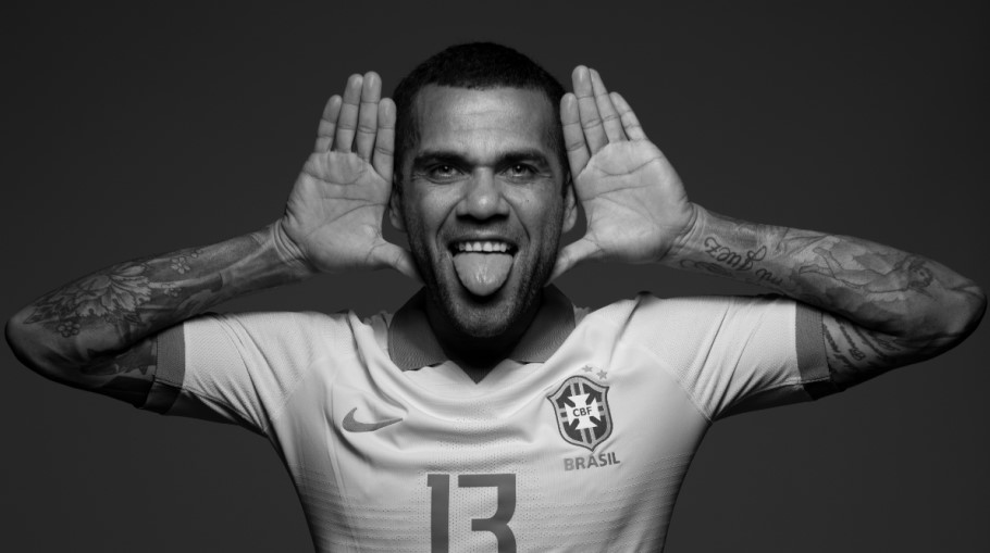 Daniel Alves paga fiança milionária e deixa a prisão na Espanha