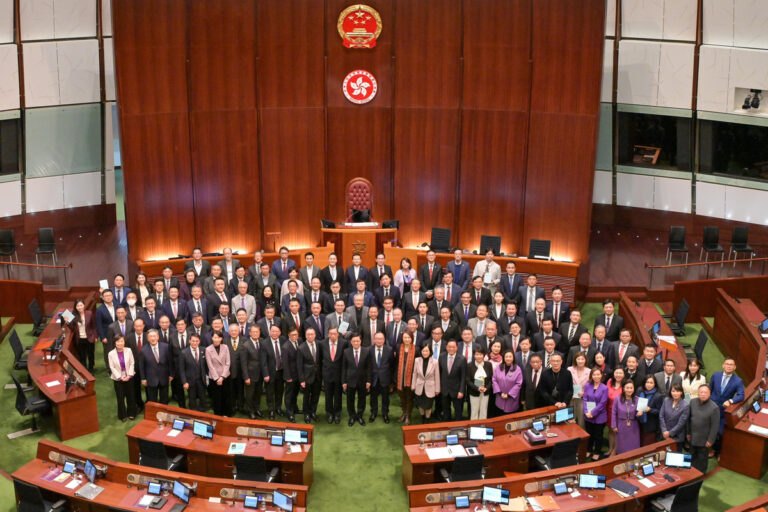 Super legislação totalitária é aprovada em Hong Kong e acrescenta influência chinesa