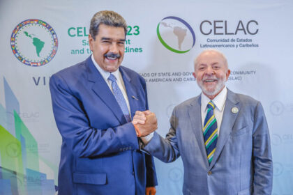 Maduro debocha da imprensa e Lula finge que Venezuela é 'ilha democrática'
