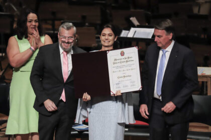 Michelle Bolsonaro recebe homenagem no Theatro Municipal de São Paulo