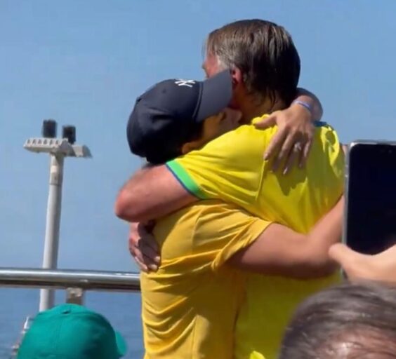 Bolsonaro pede anistia a presos do 8 de janeiro e defende liberdade de expressão, em Copacabana