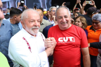 CUT promove ato em SP em apoio à regulamentação de Lula a 'Ubers e motoboys'