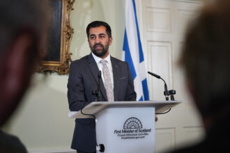 Premiê da Escócia, Humza Yousaf, renuncia ao cargo