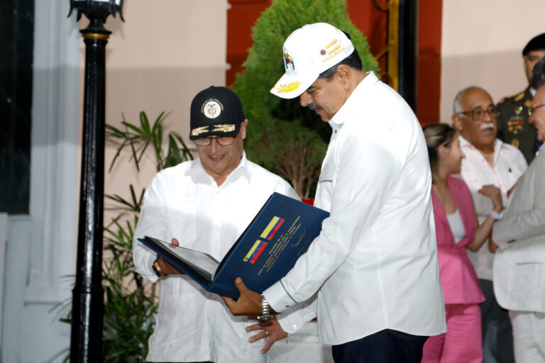 Apesar de críticas, Petro se reúne com Maduro para garantir "paz e estabilidade"