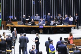 Lula é derrotado e Congresso decide que 'fake news' eleitorais não serão criminalizadas